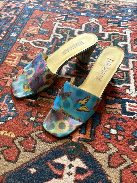 Ann Marino Shoes - Ann Marino Hologram Blue sunflower Floral & monarch Butterfly Slide Sandals 9